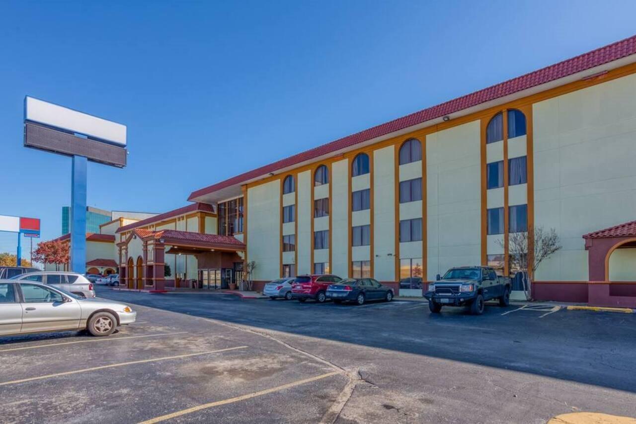 Oyo Hotel Tulsa I-44 Midtown Extérieur photo